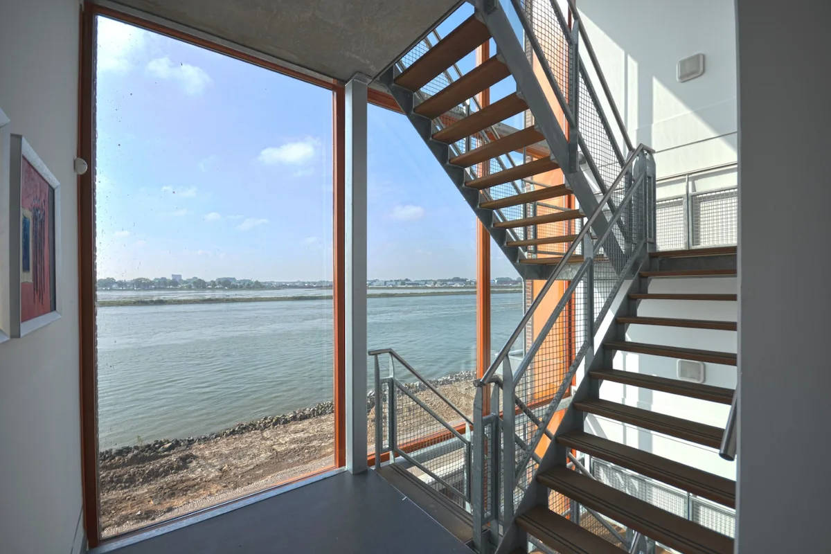 Modern bedrijfsgebouw van Kleijn Transport in Alblasserdam met bakstenen gevel en glazen uitbouw &ndash; ontworpen door Bongers Architecten