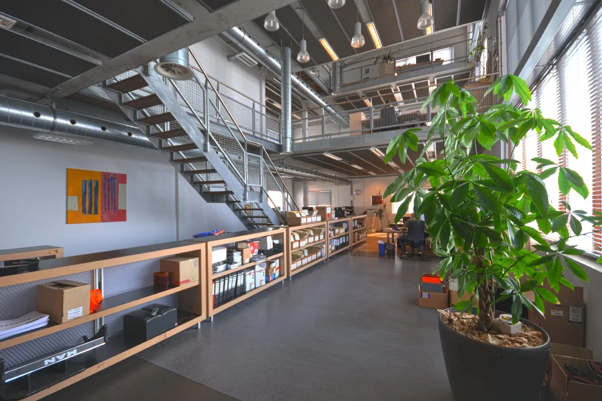 Industrieel kantoorinterieur met stalen trap, open vide en veel daglicht &ndash; ontwerp Bongers Architecten voor Kleijn Transport