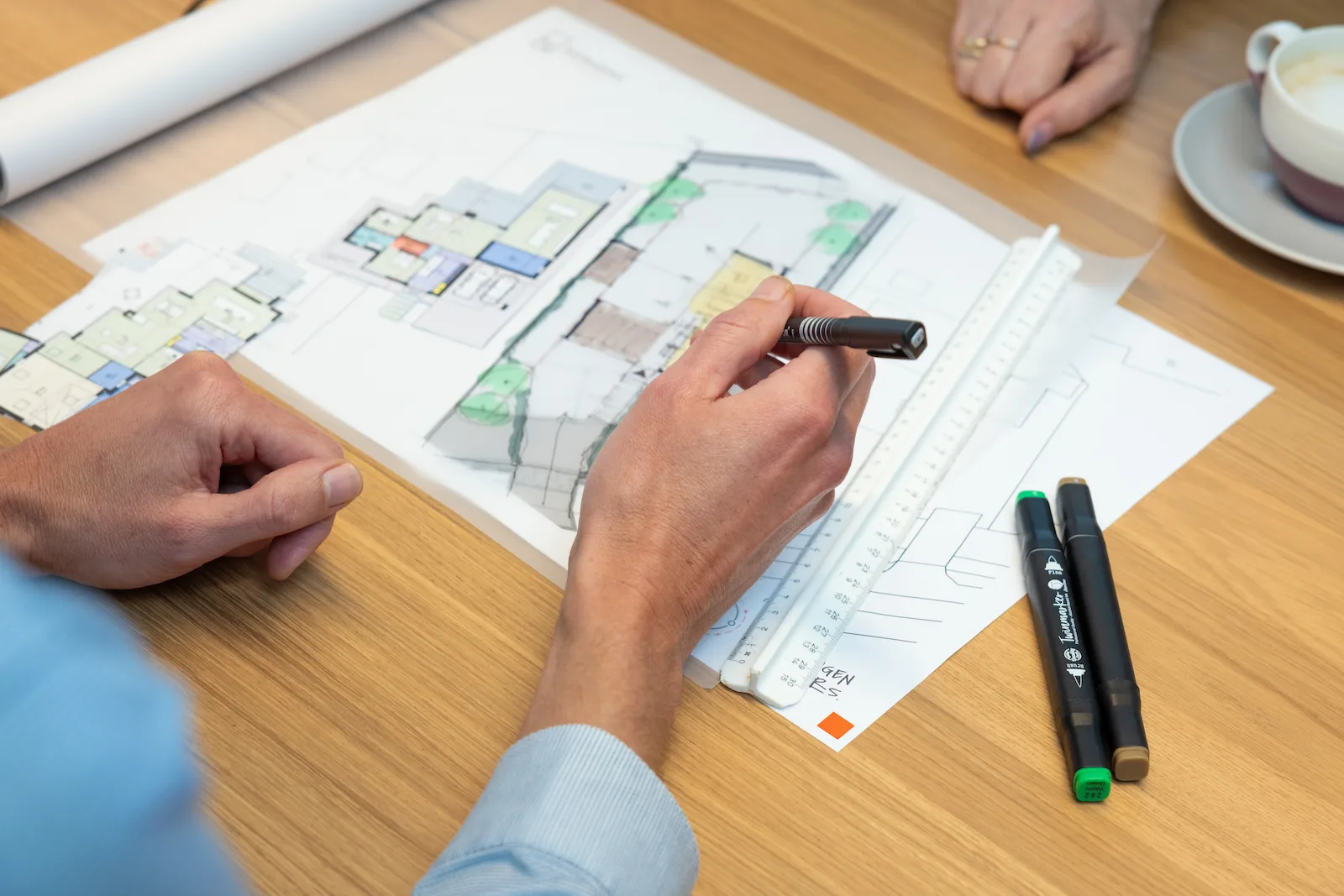 Architect bespreekt plattegrond van moderne woning met schaal en stiften &ndash; licht en zicht en functioneel ontwerp door ervaren architect Oud-Alblas.