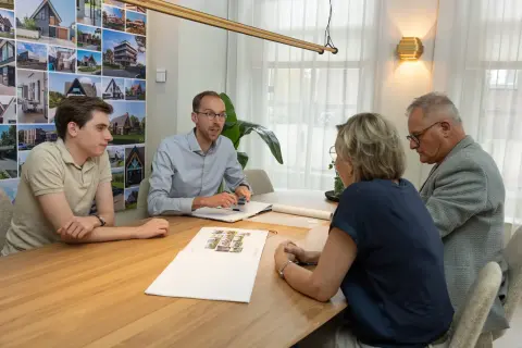 Voorontwerp overleg met ontwerper en architect.