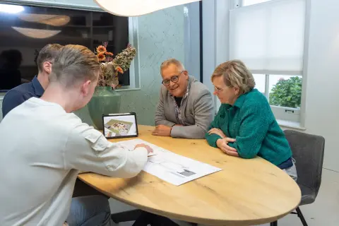 Technisch tekenaar legt detail uit