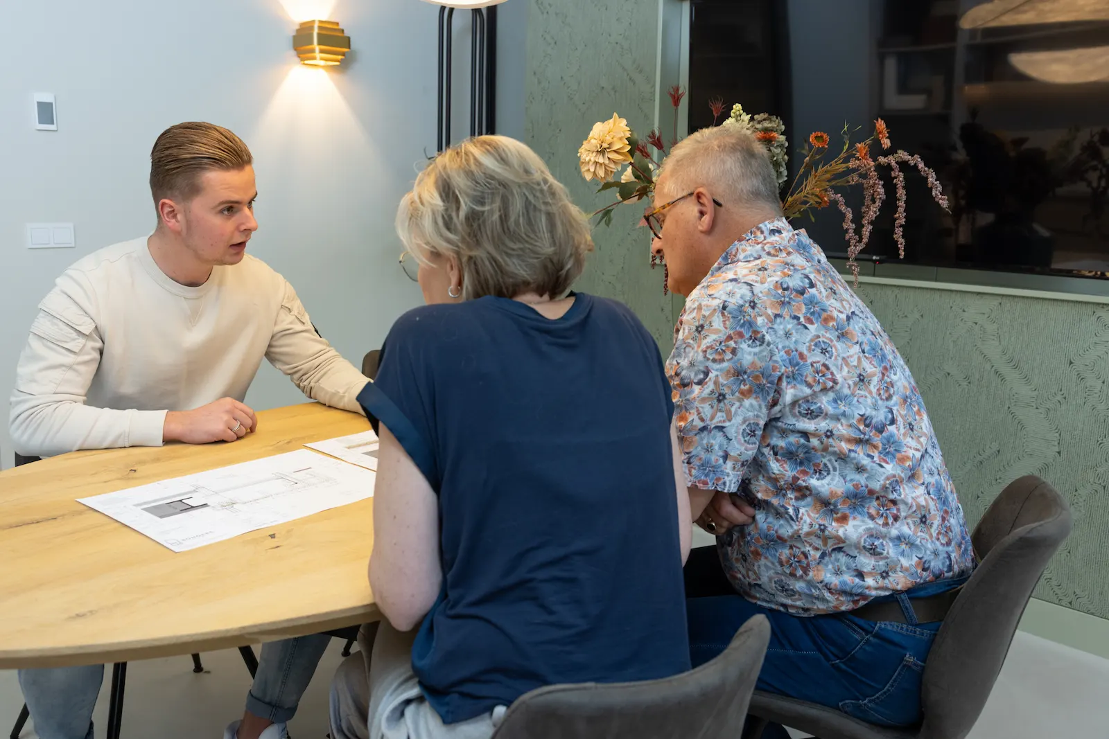 Bespreken woningontwerp met technisch ontwerper.