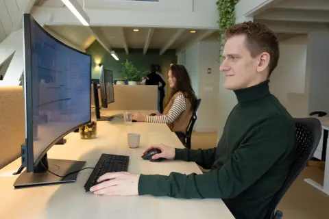 Technisch tekenaar en interieurspecialist aan het werk.