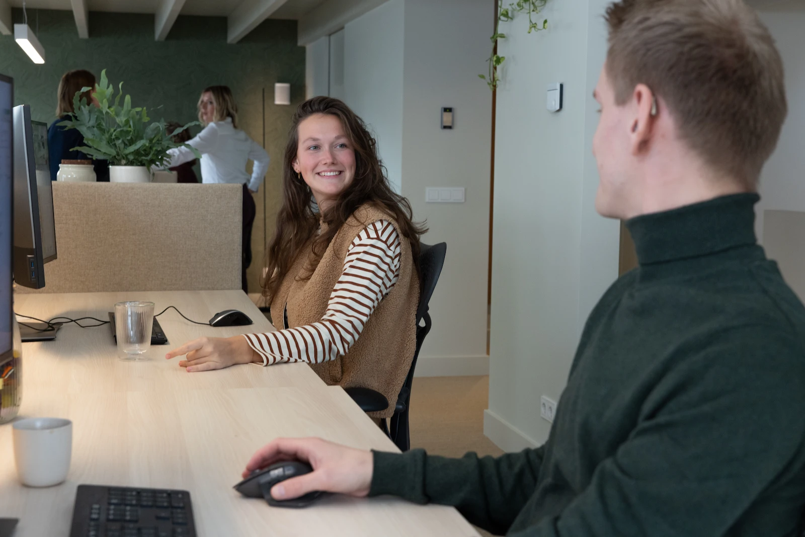 Samenwerking technisch tekenaar en interieurspecialist.