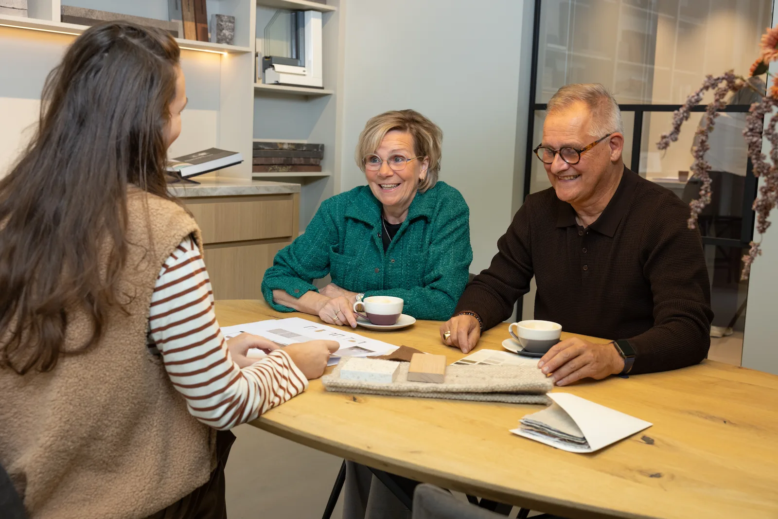 Interieurontwerpster in gesprek met de opdrachtgevers
