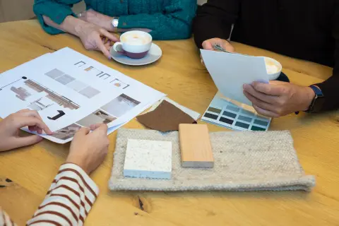 Interieurspecialist met het woningplan