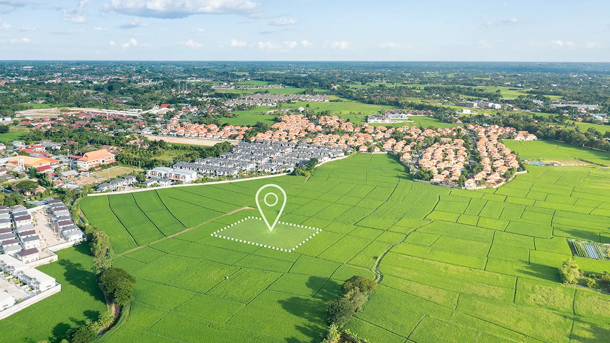 Luchtfoto van kavellocatie aan de rand van woonwijk &ndash; startpunt voor duurzaam huis ontwerpen met architect woningontwerp op maat.