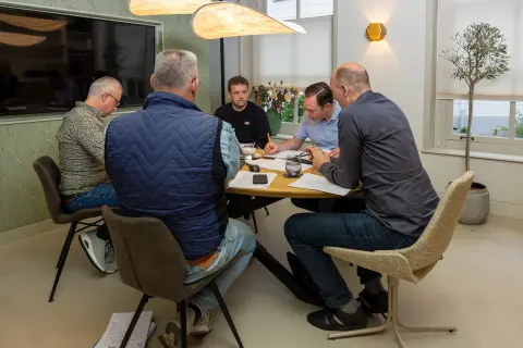 Bouwvergadering bij Bongers Architecten op kantoor.