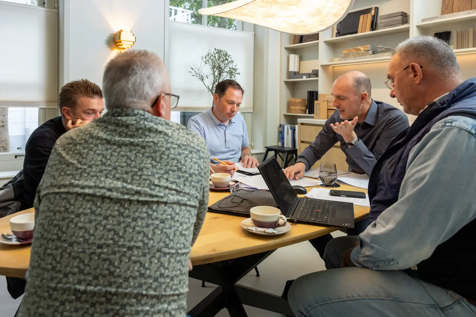 Bouwvergadering bij  Bongers Architecten met aannemer en opdrachtgevers