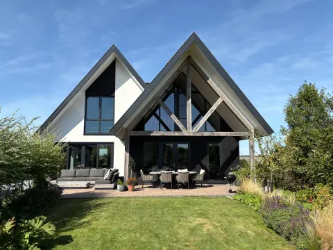 Landelijk moderne woning in Reeuwijk.