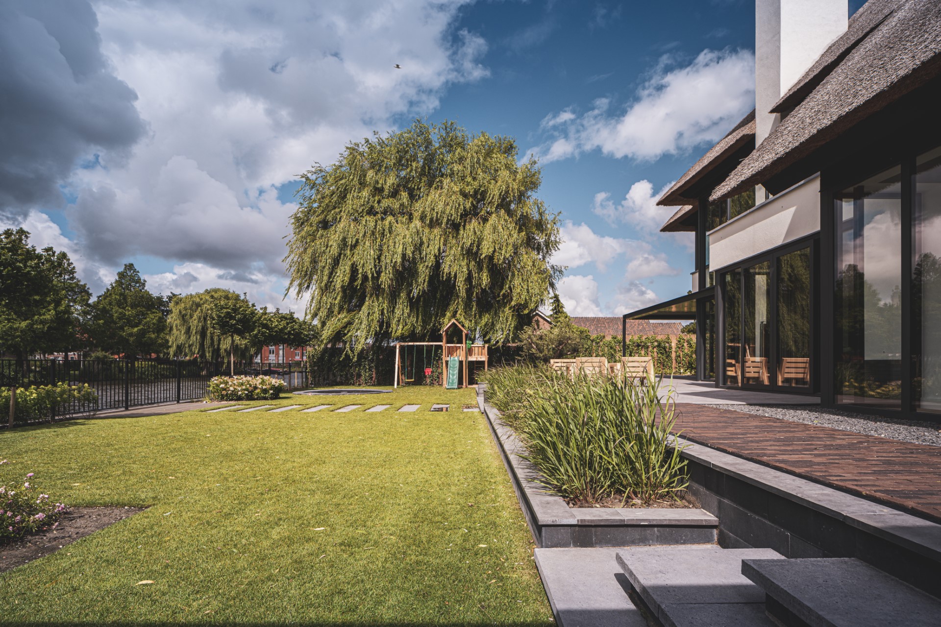 Moderne villa met houten terras en royale tuin &ndash; ontwerp van ervaren architectenbureau in Nederland, Bongers Architecten