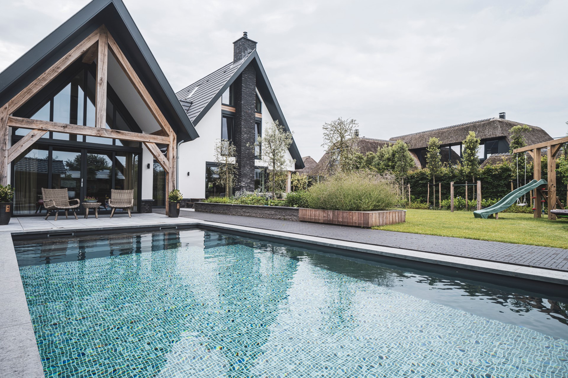 Moderne villa met eikenhouten spanten en buitenzwembad &ndash; ontworpen door architectenbureau Bongers in de omgeving van Dordrecht
