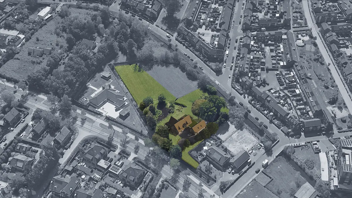 Luchtbeeld van moderne villa op ruim groen perceel met waterpartij, gelegen in stedelijke omgeving.