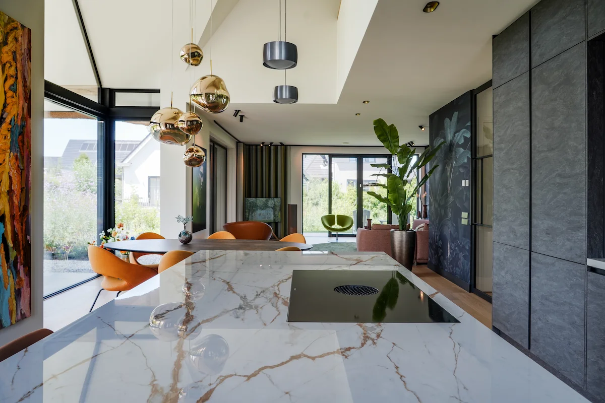 moderne woning, woningarchitectuur, open keuken, marmeren kookeiland, veel daglicht, grote glaspartijen, open leefruimte, strakke architectuur, architect omgeving Rotterdam, Bongers Architecten