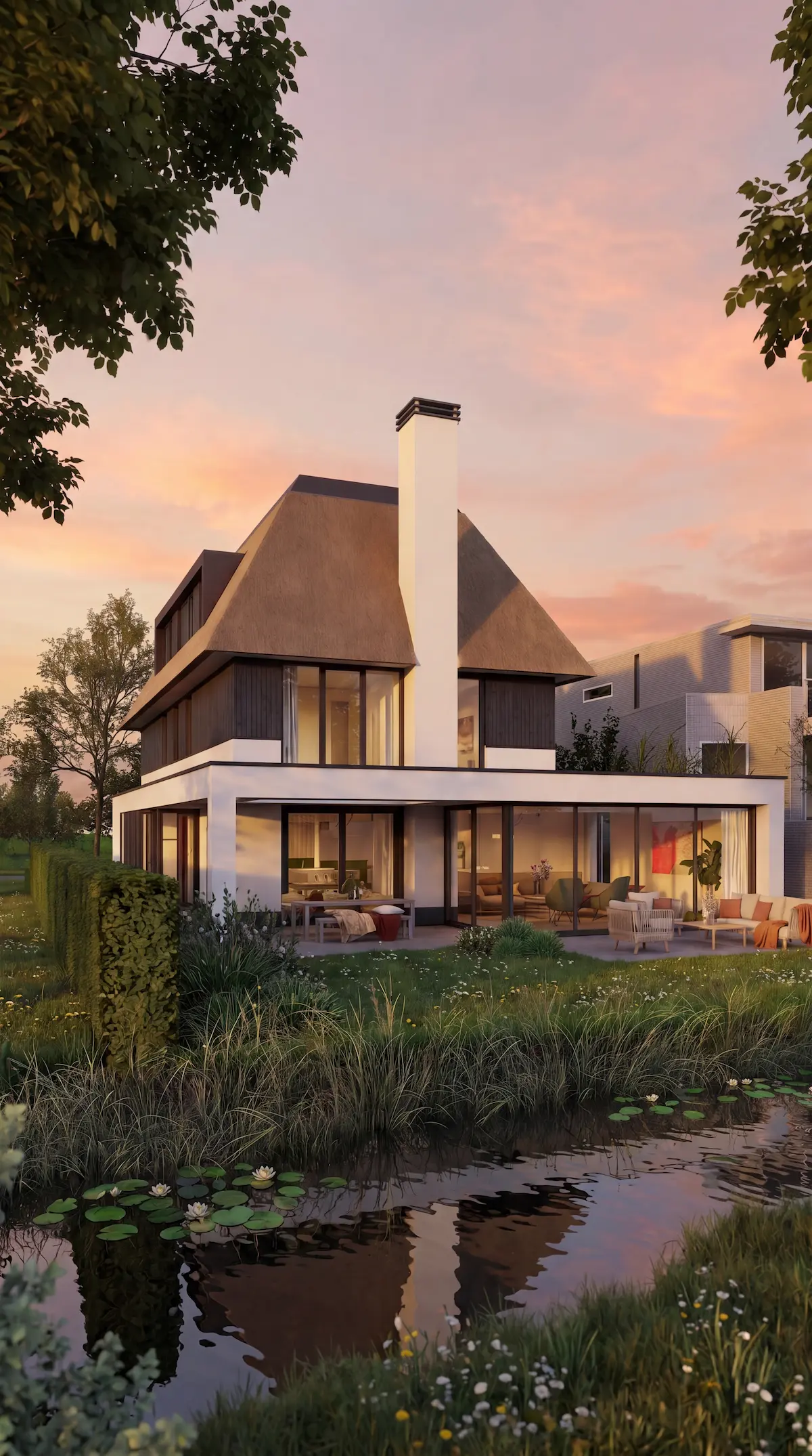 Moderne villa aan water met rieten kap, hoge schoorsteen, glaspuien en warme avondverlichting &ndash; architect Drechtsteden.