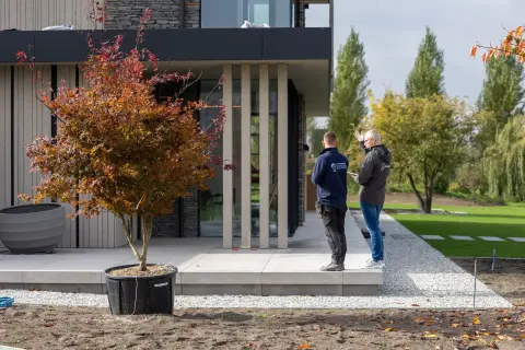 Projectleider in overleg bij de woning.