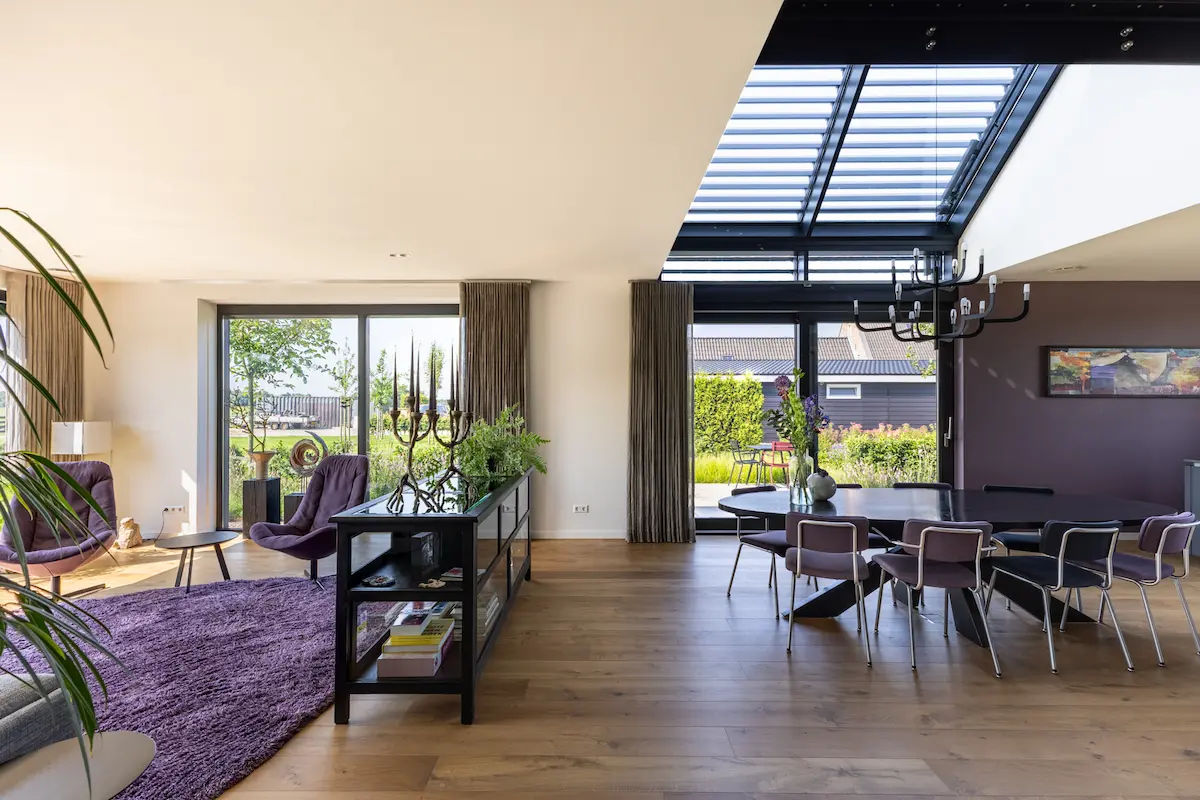 Lichte woonruimte met vide, groot daklicht, houten vloer en open zichtlijnen in een moderne villa van architect Drechtsteden.