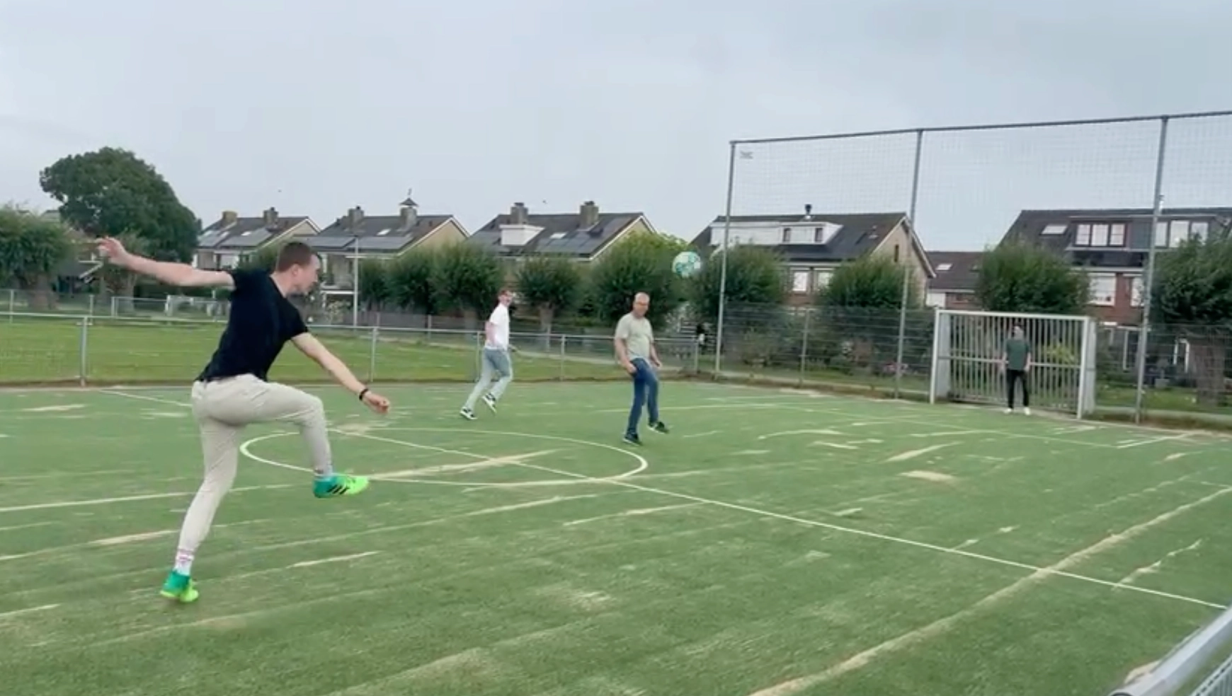Werknemers van Bongers Architecten voetballen samen tijdens de pauze &ndash; informele teamsfeer bij architect Oud-Alblas.